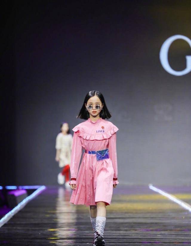 钟丽缇晒出女儿们的走秀照,并夸赞道是不是好slay_cayla_jaden_风格