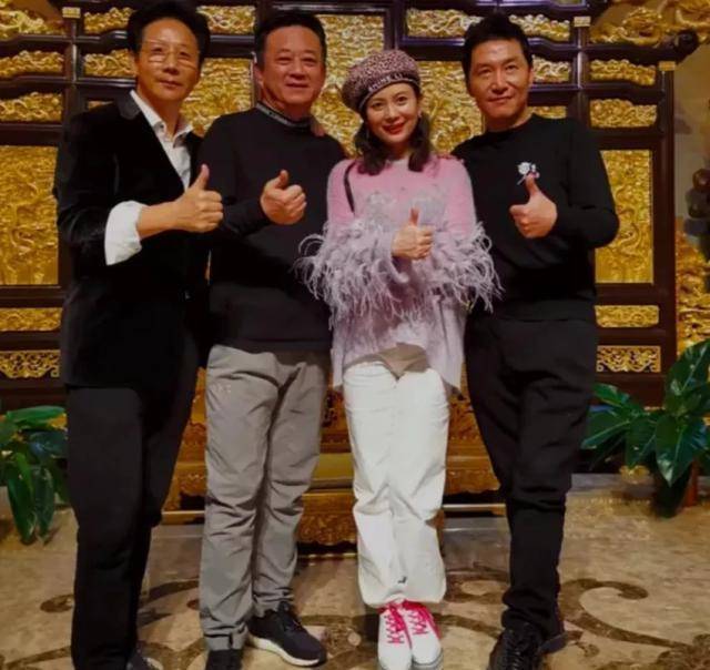 朱军妻子太时髦,豹纹帽配羽毛衣像二十几,和大6岁朱军像两代人_倪萍