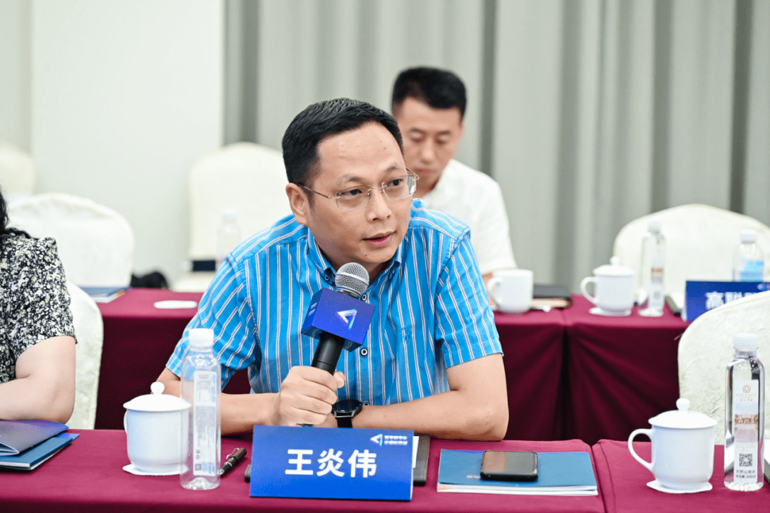 总工程师庞涛,亚厦集团副总裁杨继华等企业代表围绕数字化发展历程