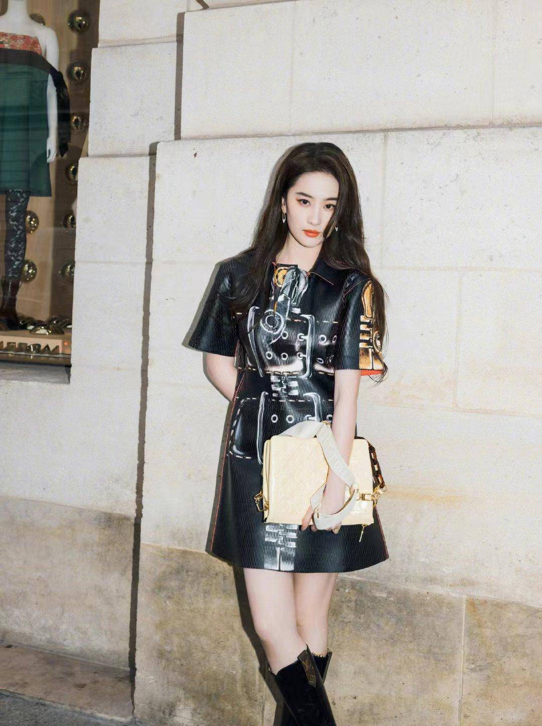 巴黎时装周街拍刘亦菲身穿创意酷炫时尚黑色皮裙