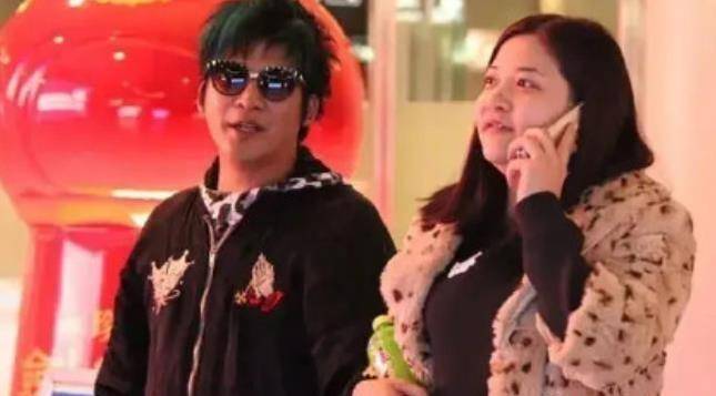 大张伟与经纪人结婚七年，黄小蕾自曝为追大张伟学了几年英文遭拒