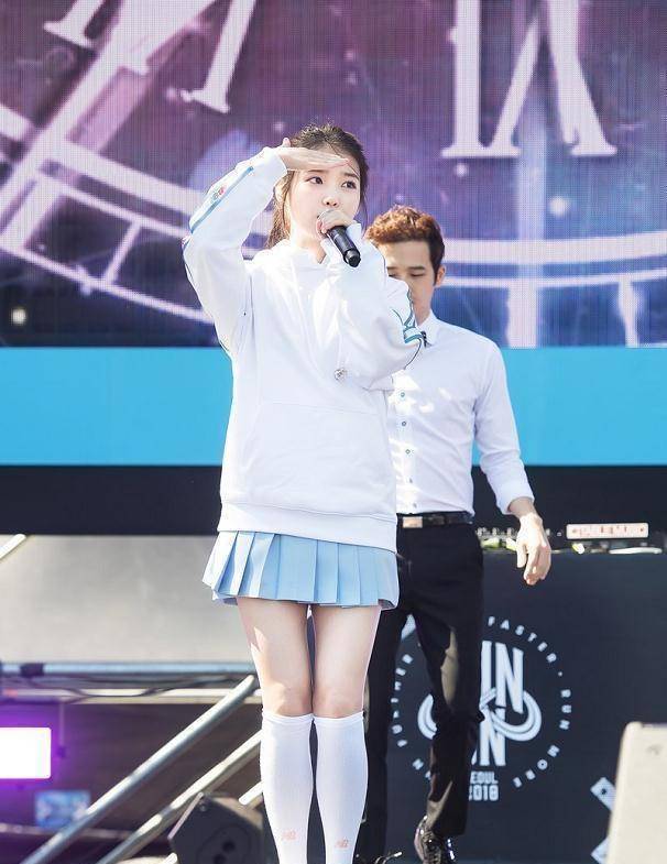 难怪李知恩不穿易显胖的白袜,当她换上后,原来上帝是公平的_造型_少女