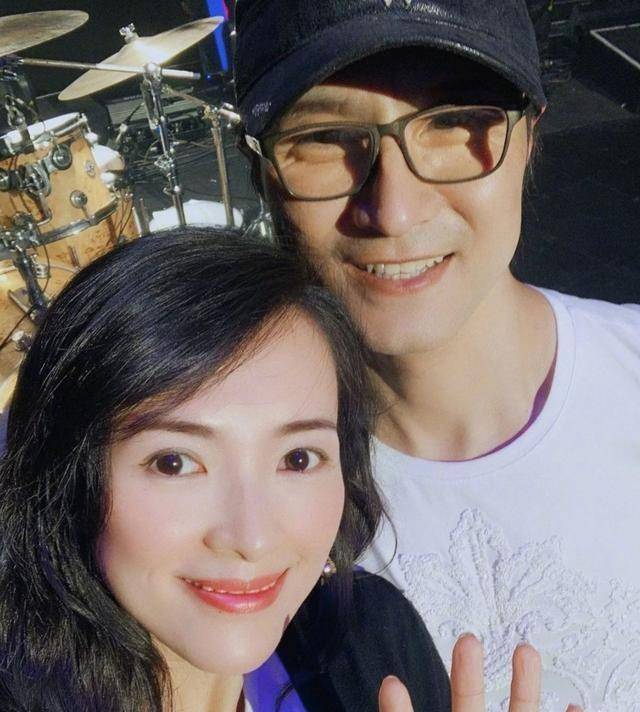 章子怡变身"托尼老师"为儿子剃头,小男子汉集万千宠爱于一身!
