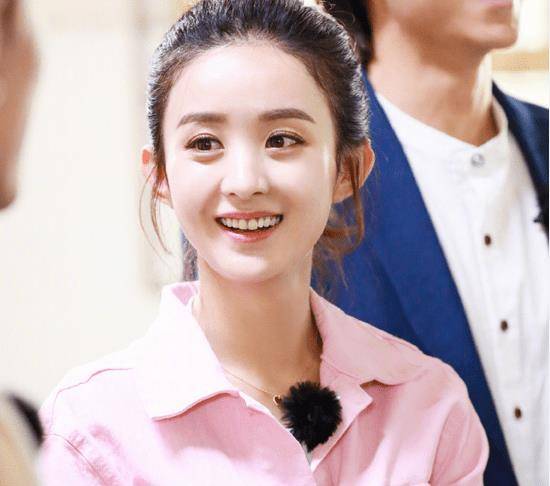 赵丽颖晒自拍萌翻了,只是这坐姿也太霸气了吧?一旁的任达华是真暖心!