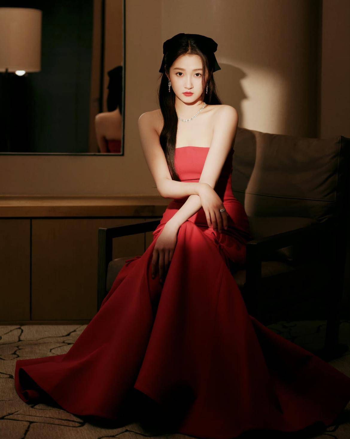 关晓彤的性格越来越时尚,身穿香肩红裙,时尚有魅力_连衣裙_红色_黑色