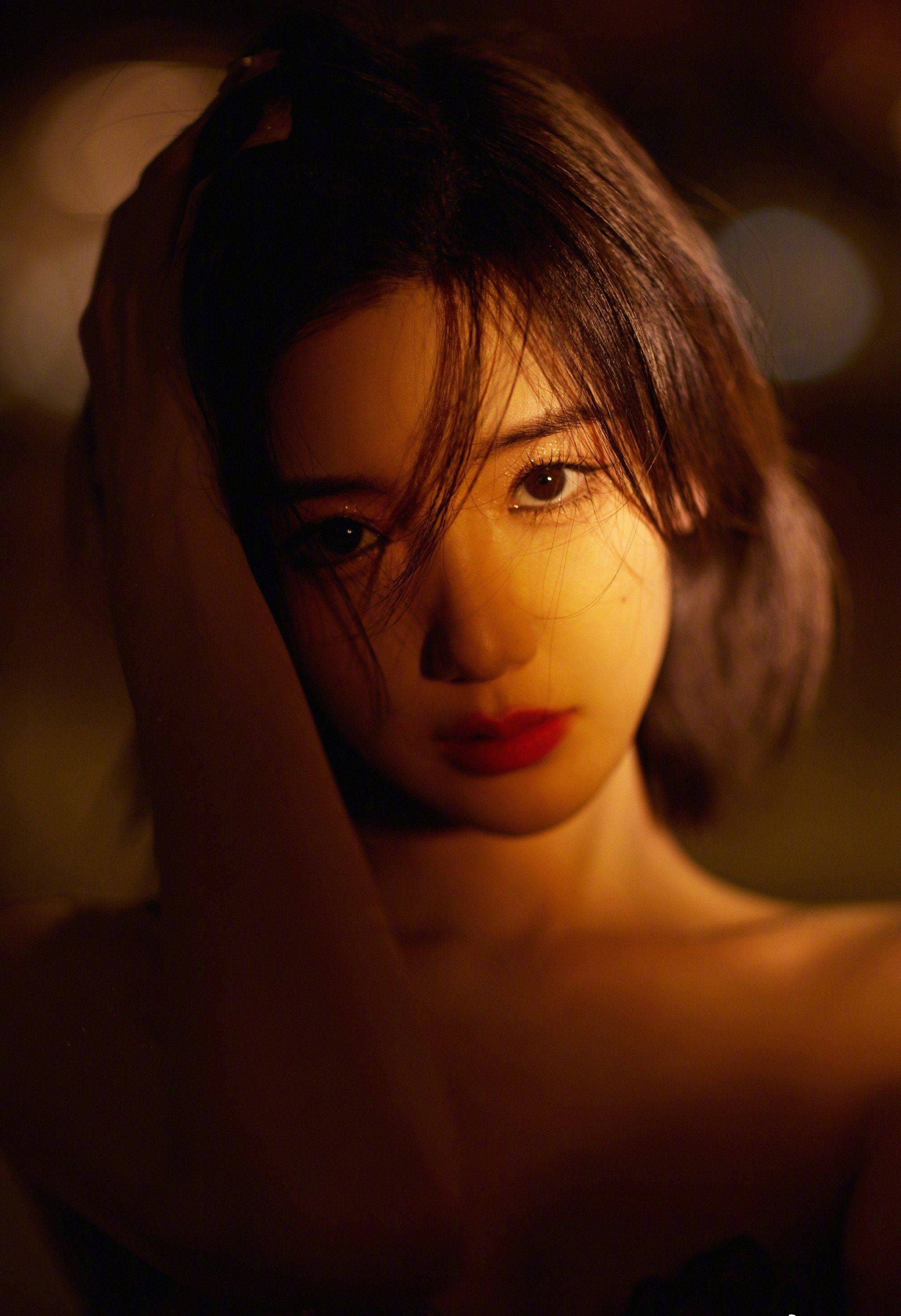 毛晓彤紫色抹胸薄纱裙夜晚性感写真_披肩_长发_照片