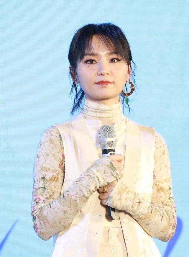 周笔畅变化好大啊,穿的服装虽然是裤子,但是女人味十足_效果_展示出