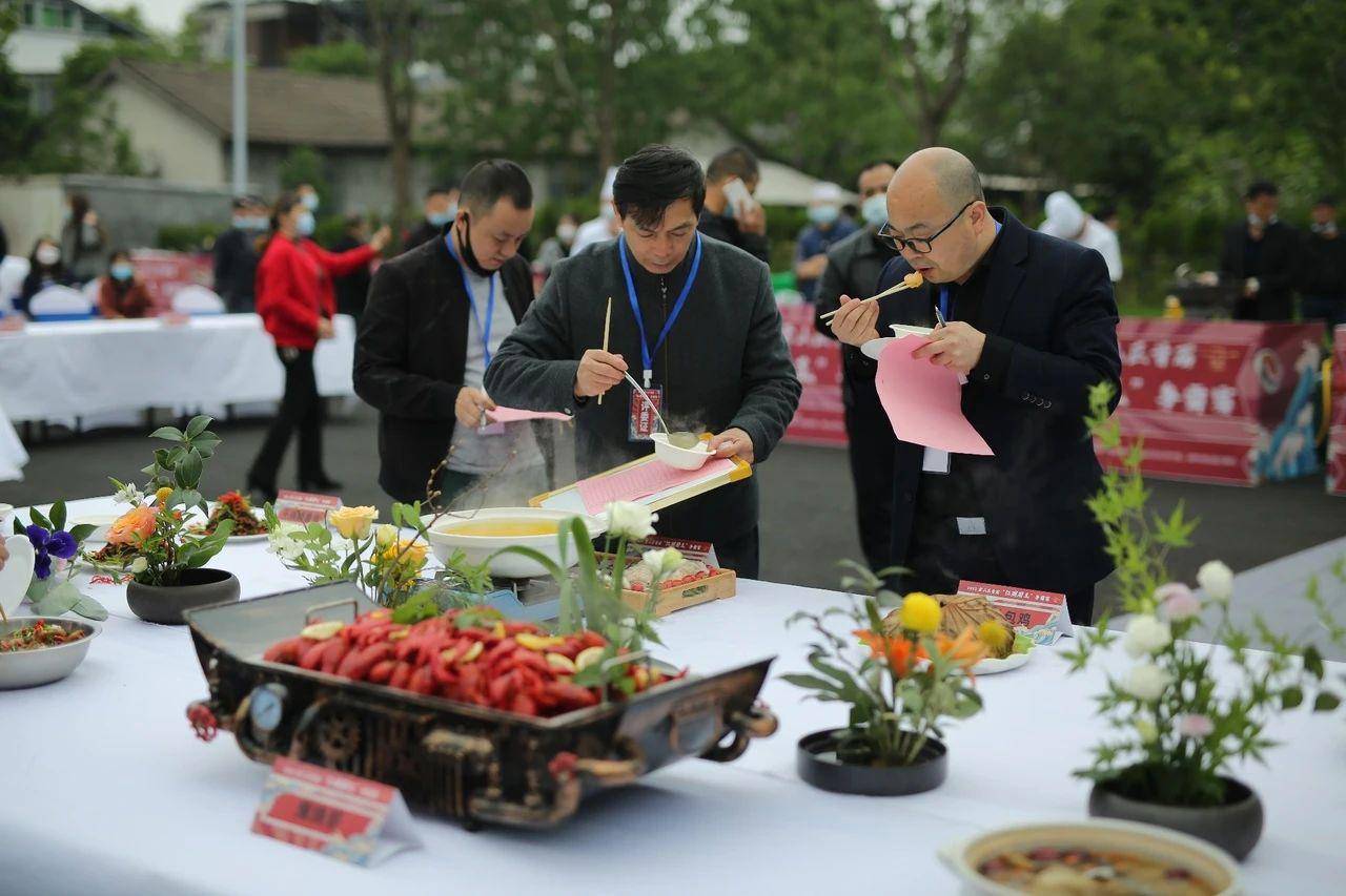 沉浸式感受美食的魅力让人垂涎欲滴起伏翻滚的菜肴热气腾腾的炒锅煎