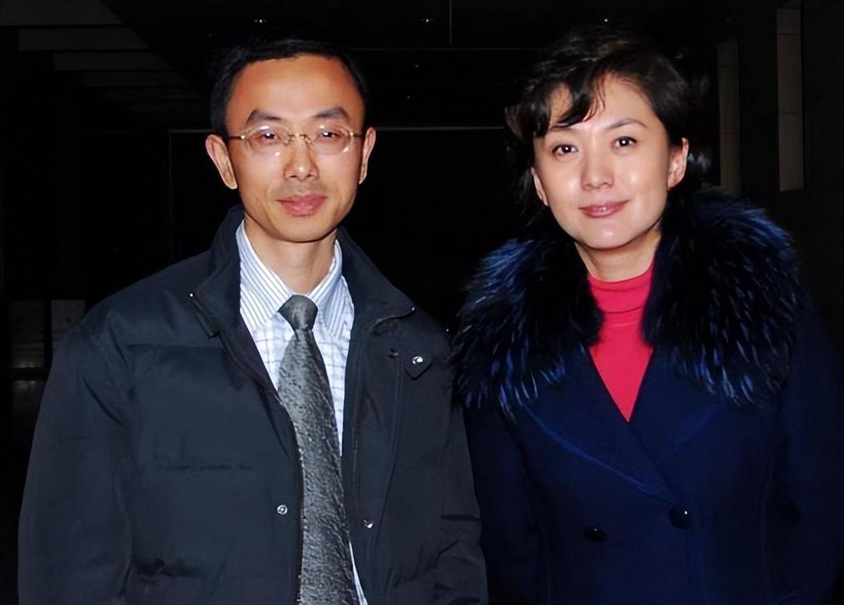 央视主持人海霞有"新身份",和教授老公伉俪情深,女儿美貌随妈_罗永章