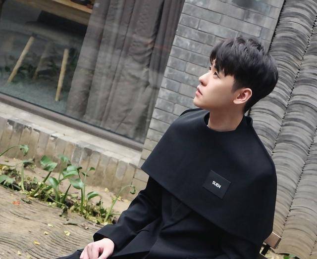 张云雷黑色西装,肩膀是"围嘴or理发围布"?