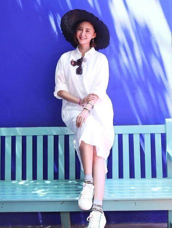 张歆艺穿睡衣现身机场,一个动作实在太豪放网友:袁弘赶紧把你媳妇领