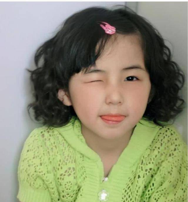 张子枫晒自拍美照,网友:图3鼻子看起来好假,疑似整容_演技_小时候