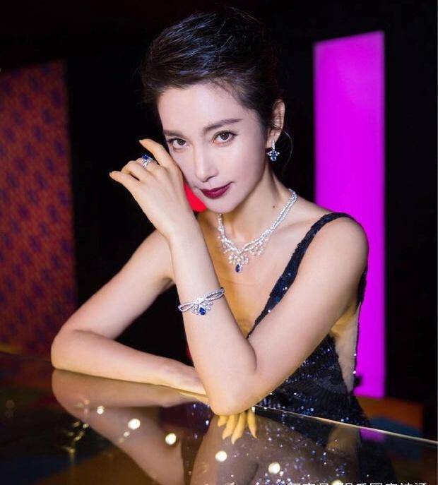 近日,李冰冰工作室在个人社交平台晒了一直出席活动的美照,照片中