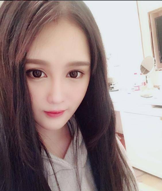 赵本山女儿晒近照,被指又"变脸"了,不过这好身材也太抢镜了吧_赵一涵