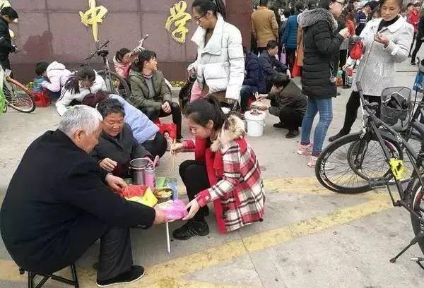 对于毛坦厂中学来说,它的生源主要是广大的农村学生,高考拼的就是分数