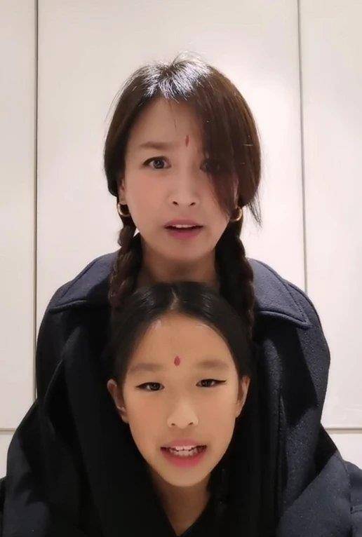 张庭回应女儿被说丑,网友仍不买帐,你怎么看?_视频_妈妈_时候