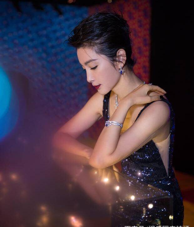 近日,李冰冰工作室在个人社交平台晒了一直出席活动的美照,照片中