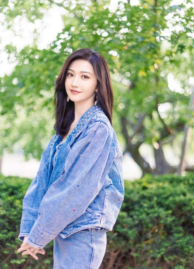 景甜披长发,优雅又温柔,牛仔套装清新活力_身材苗条_少女_侵权