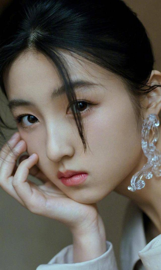 张子枫晒自拍美照,网友:图3鼻子看起来好假,疑似整容_演技_小时候