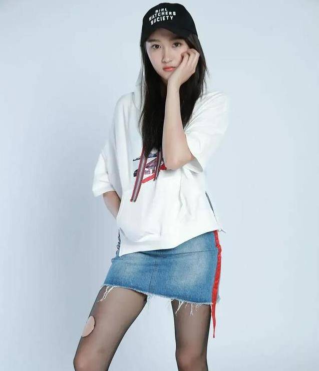 黑色破洞丝袜搭配白色卫衣,关晓彤再现飒爽英姿,网友:可爱!