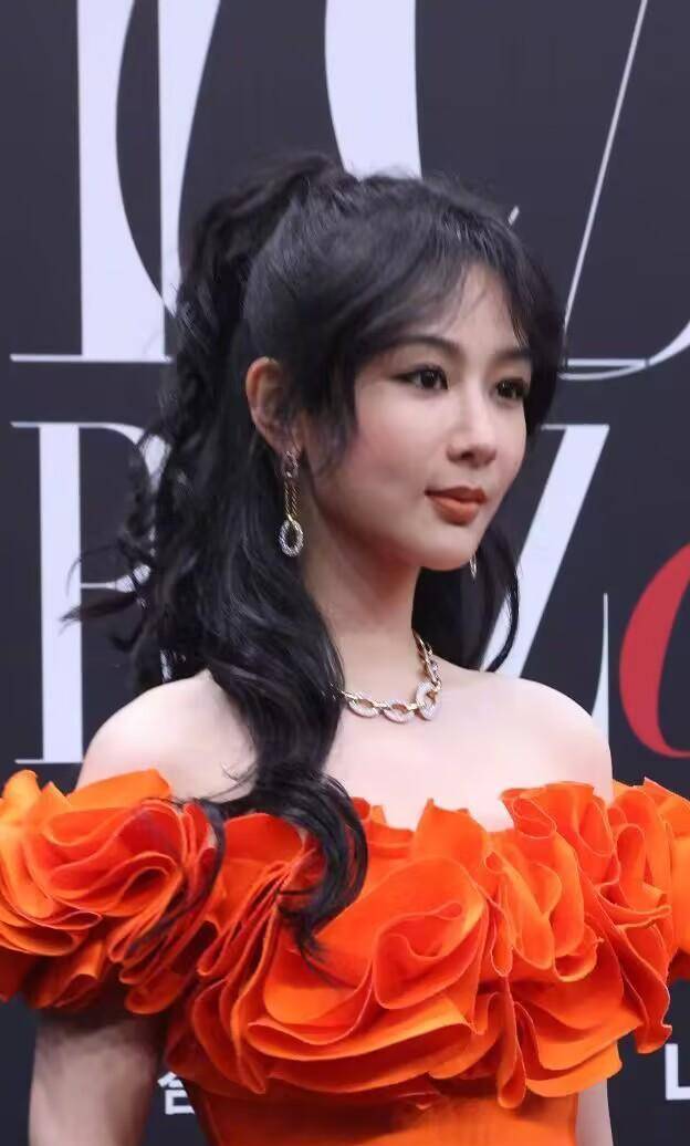 杨紫心真大,发图无p图,真实状态一目了然_连衣裙_卷发_身材