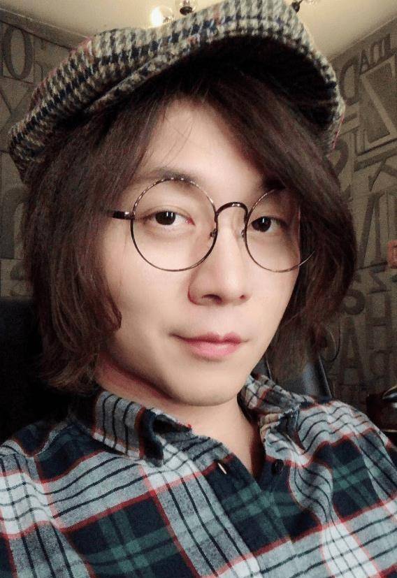 在这么多主播中,张大仙的颜值算是最好的一个了.