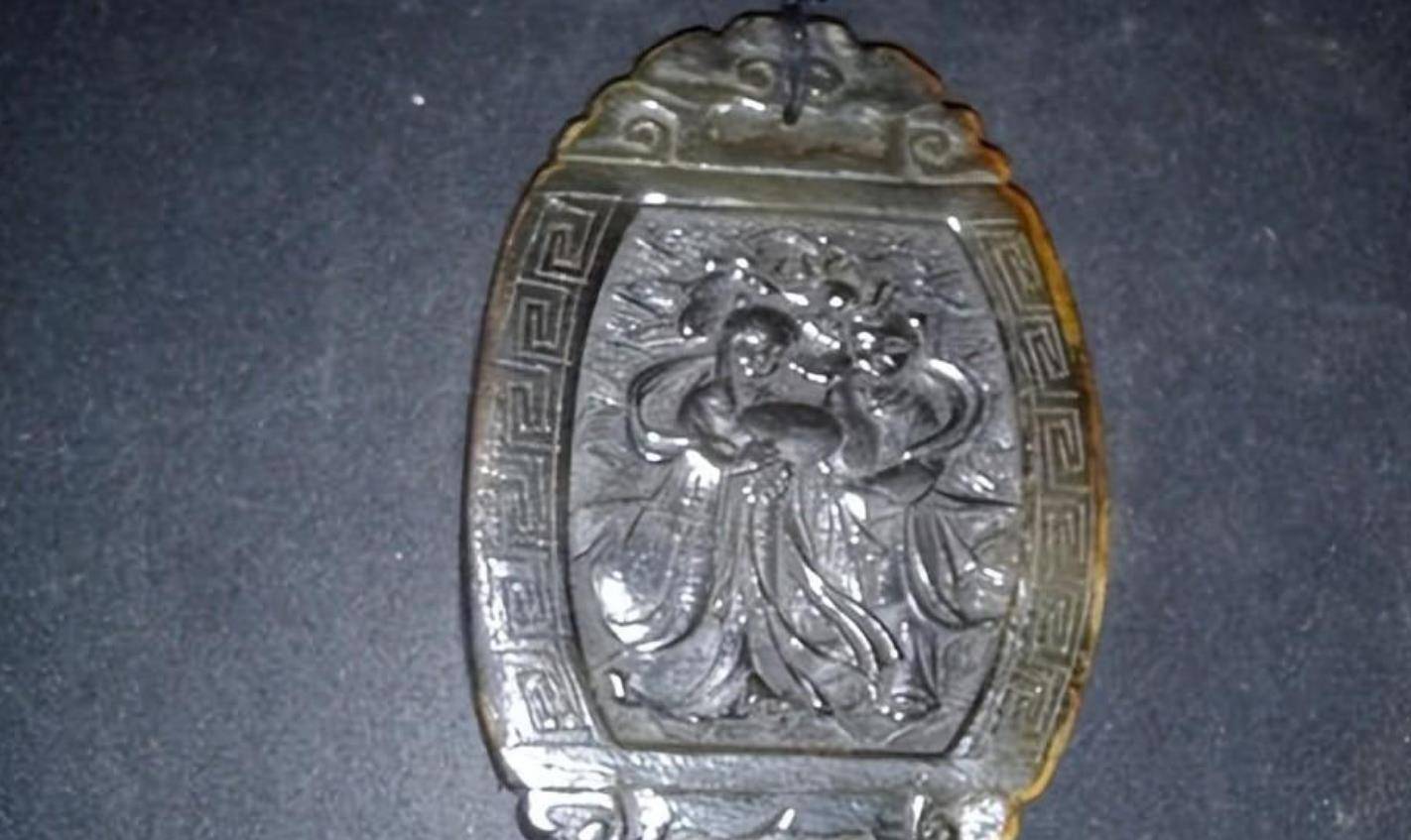 经过一番交涉,最终,张婷婷以9万5千元的价格将吊坠买了下来.