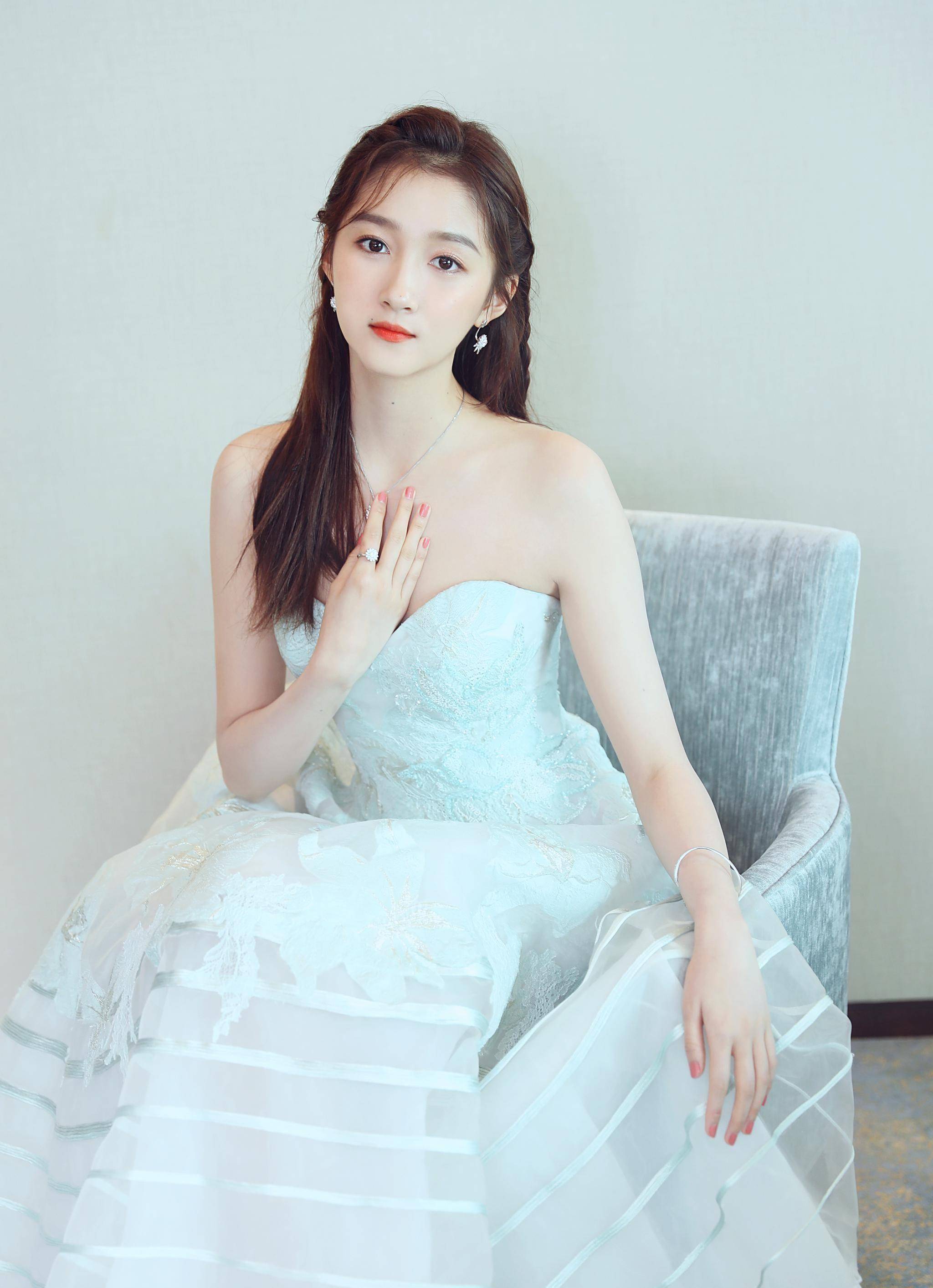 关晓彤的腿很长了,当网友看见她,原来这才叫长腿啊_张蓝_身材_黄金