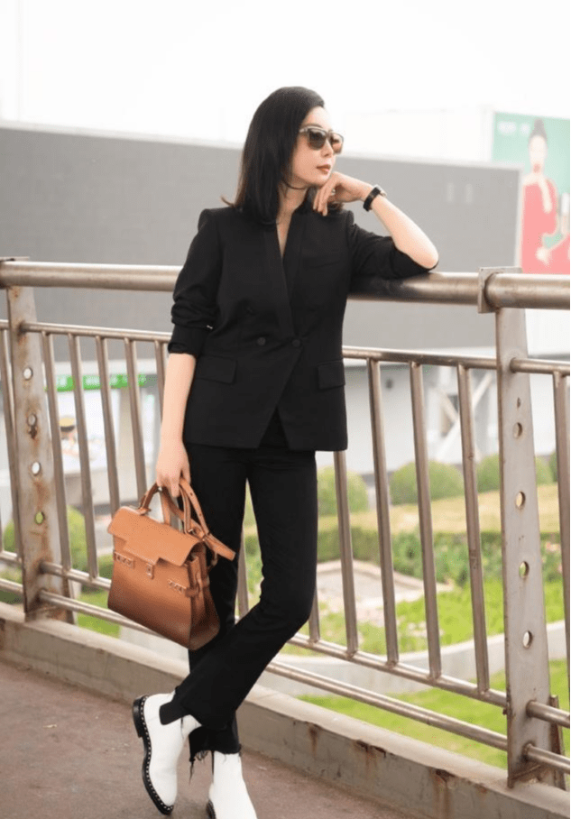 陈数的优雅气质太让人羡慕,40 打扮高级大方,早秋照着她穿就行_颜色