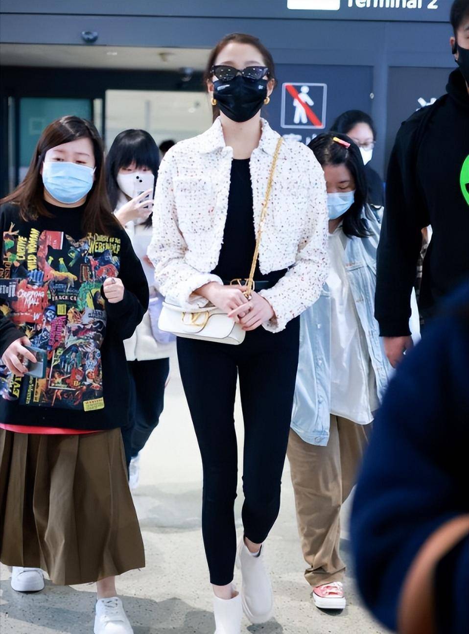 关晓彤不愧是京圈名媛,穿3万小香风外套,出门带助理保镖排场大_显得