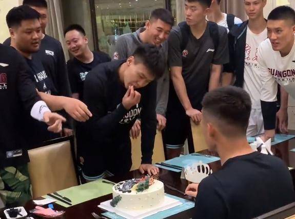赵睿成主持人 舔蜡烛,全队唱生日歌,周鹏说出心愿_进行_蛋糕_徐昕