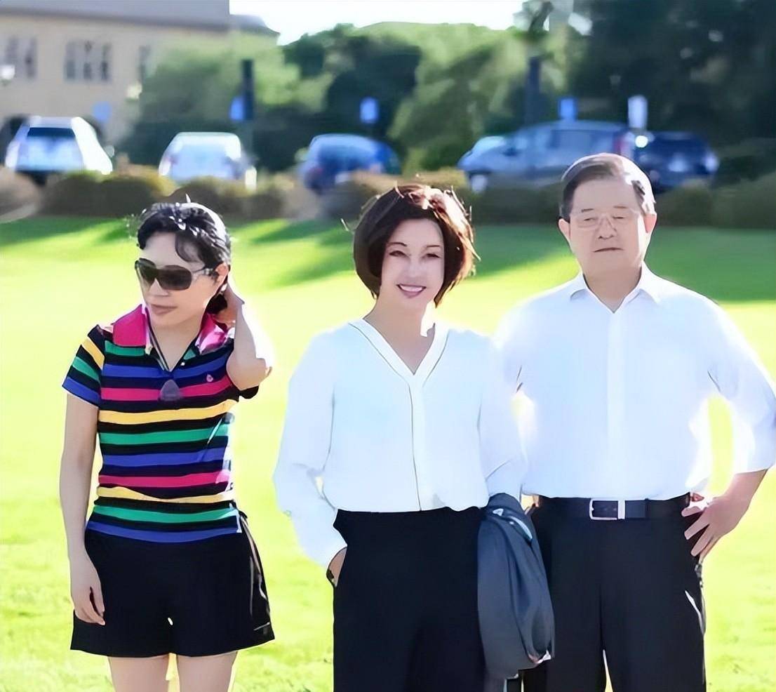 刘晓庆夫妇罕见同框,穿白衣黑裤气质似小姑娘,与老公不像同辈人_衬衫