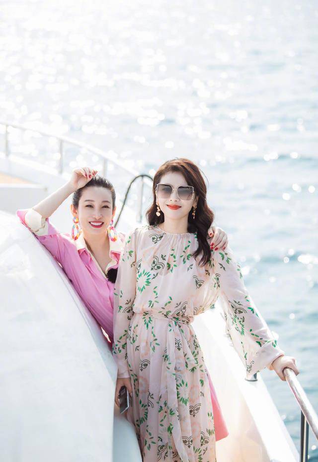 秦海璐刘涛同框出镜大秀闺蜜情,一个知性优雅,一个温婉大方_感觉_时尚