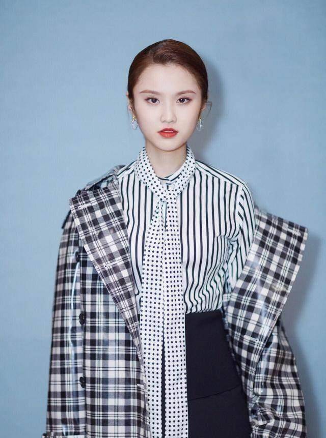 张慧雯真的是太有范儿了,凹竖条纹衬衫挺美,姑娘你是又美了?