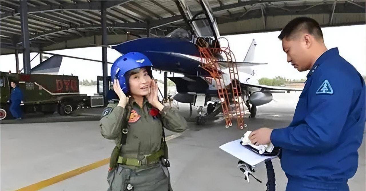 空軍英烈餘旭同志墓,一年四季鮮花環繞,墓碑前還放著戰機模型_飛行員