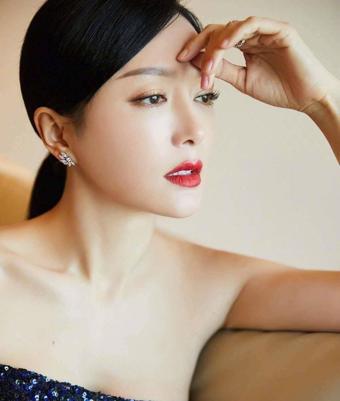 在《王的盛宴》中,秦岚一改以往在琼瑶剧中温柔甜美的形象,摇身一变