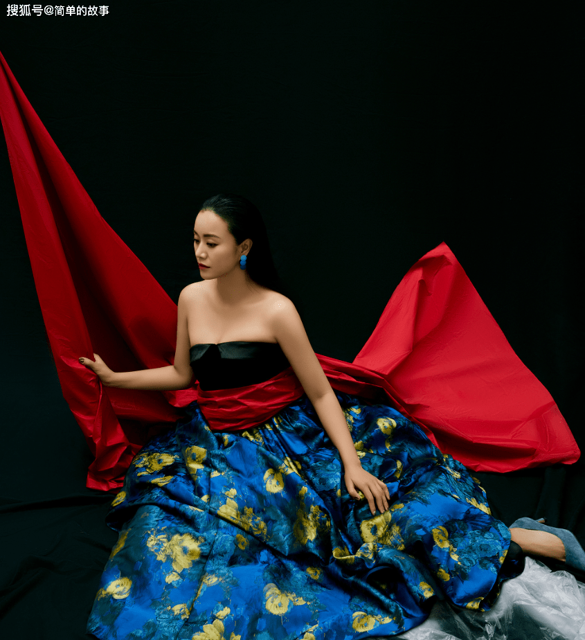 何翯的丈夫李珀也是一名演员,就职于人艺,专注在话剧领域.