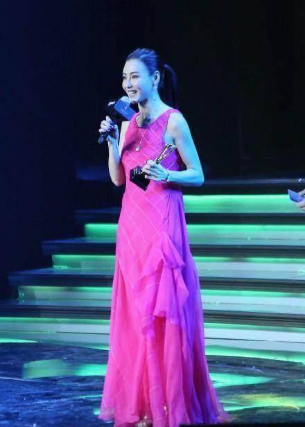 张柏芝获"年度最美女人"称号当晚的张柏芝惊艳亮相,妆容甜美粉嫩,身穿