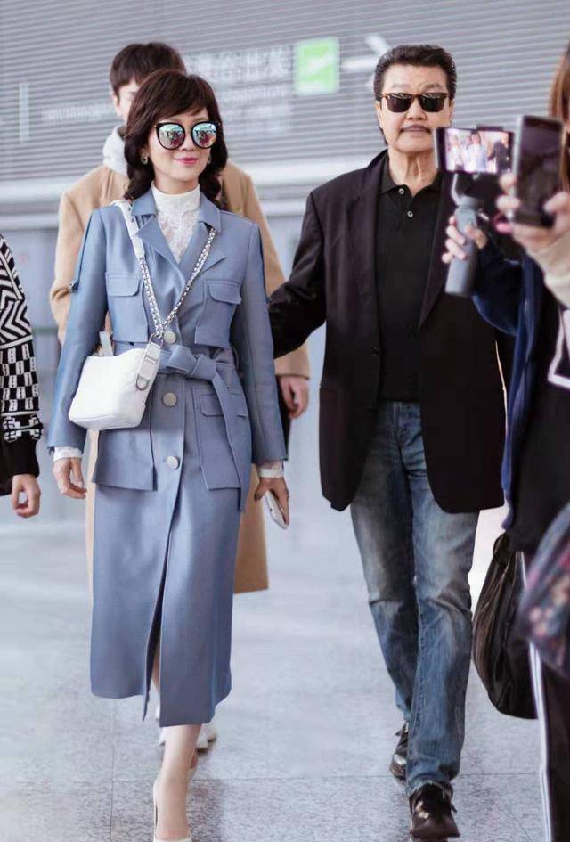 赵雅芝自己穿成女神,73岁老公却节俭,一条牛仔裤穿到褪色起毛边_大衣