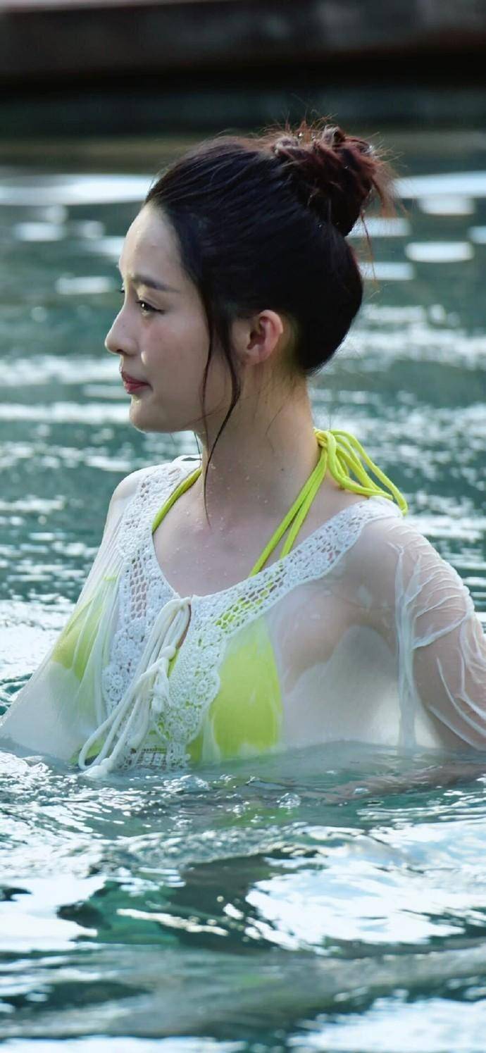 李沁身穿绿色吊带分体泳衣,在水中尽情嬉戏玩水,充满青春活力