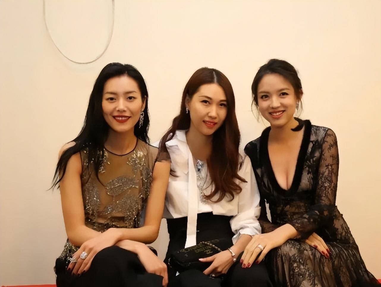 张梓琳和刘雯同框,穿的纱裙也不一样,气质却更胜一筹_时尚_造型