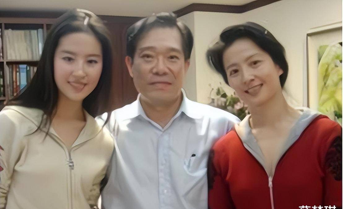 和55岁的男朋友接吻,都是干女儿,为什么陈金飞会舍弃刘亦菲而选她呢?