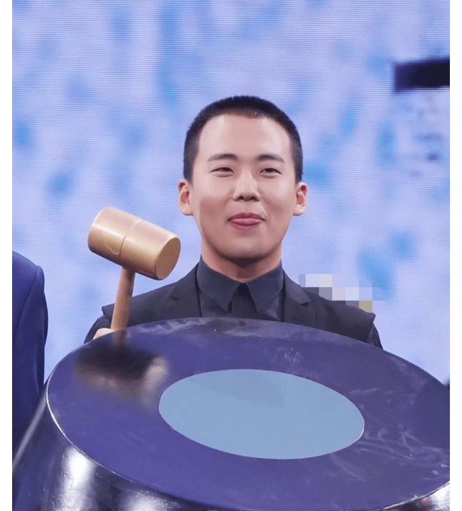 首剃寸头撞脸郭德纲,郭麒麟为新戏形象大改,父子俩差距只差一点_相声