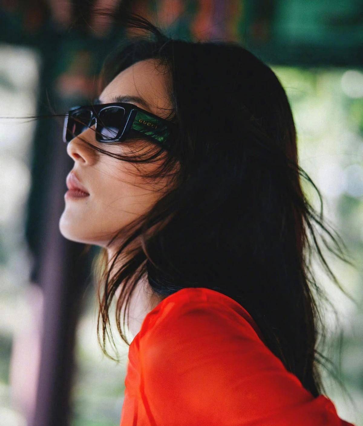 刘雯在韩国gucci秀上太美了!一袭红裙亮相,真像纸人_上衣_身材_裙子