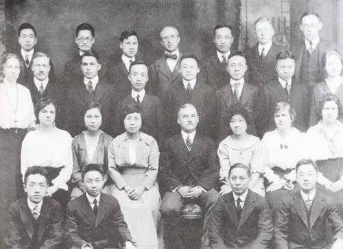 他是中国文盲一员，被卖到美国当仆人，拿出毕生积蓄在美建汉学系