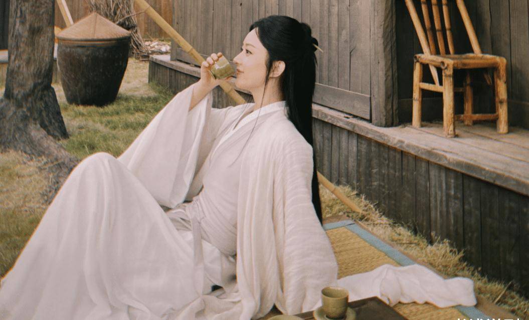 《与凤行》辣目洋子路透造型仙气,网友:有点像萤灯_赵丽颖_幽兰_沉香