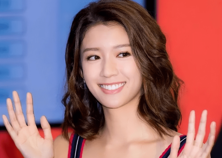 但众所周知,陈凯琳在圈内是出了名的"平身材",蔡思贝的这番话,几分