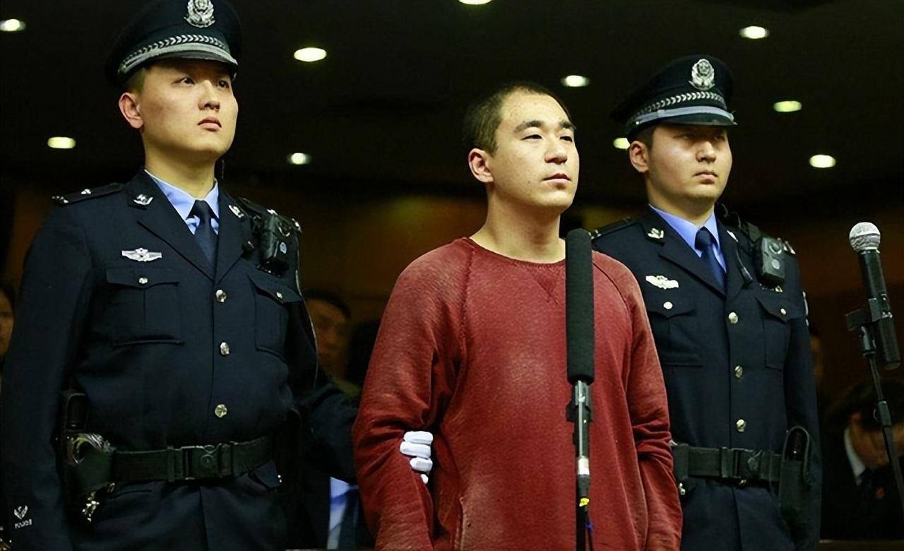 张国立儿子居住泰国晒千万豪车,精神颓废太沧桑,父子关系似断裂_张默