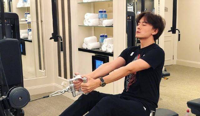 郑元畅节假日忙锻炼,健身房里汗如雨下_运动_方式_肌肉