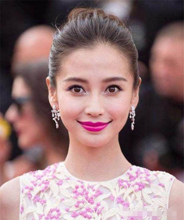 参加正式活动时,angelababy也偏爱粉红系的礼服,就连口红也是粉红色的